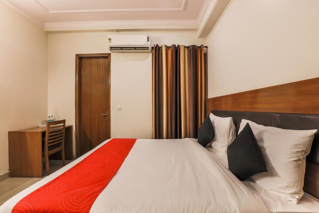 Edition O 30039 Red Carpet Hotels Noida Exterior photo